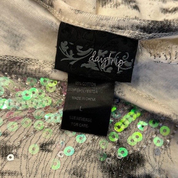 DAYTRIP TIE DYE FEATHER SEQUINS TOP - Picture 5 of 5